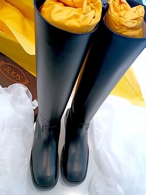 VERY RARE (SOLD OUT) TOD'S XXW57K0GJ00RBTB999 GOMMA 57K STIV ALE RTB NERO  EU 40